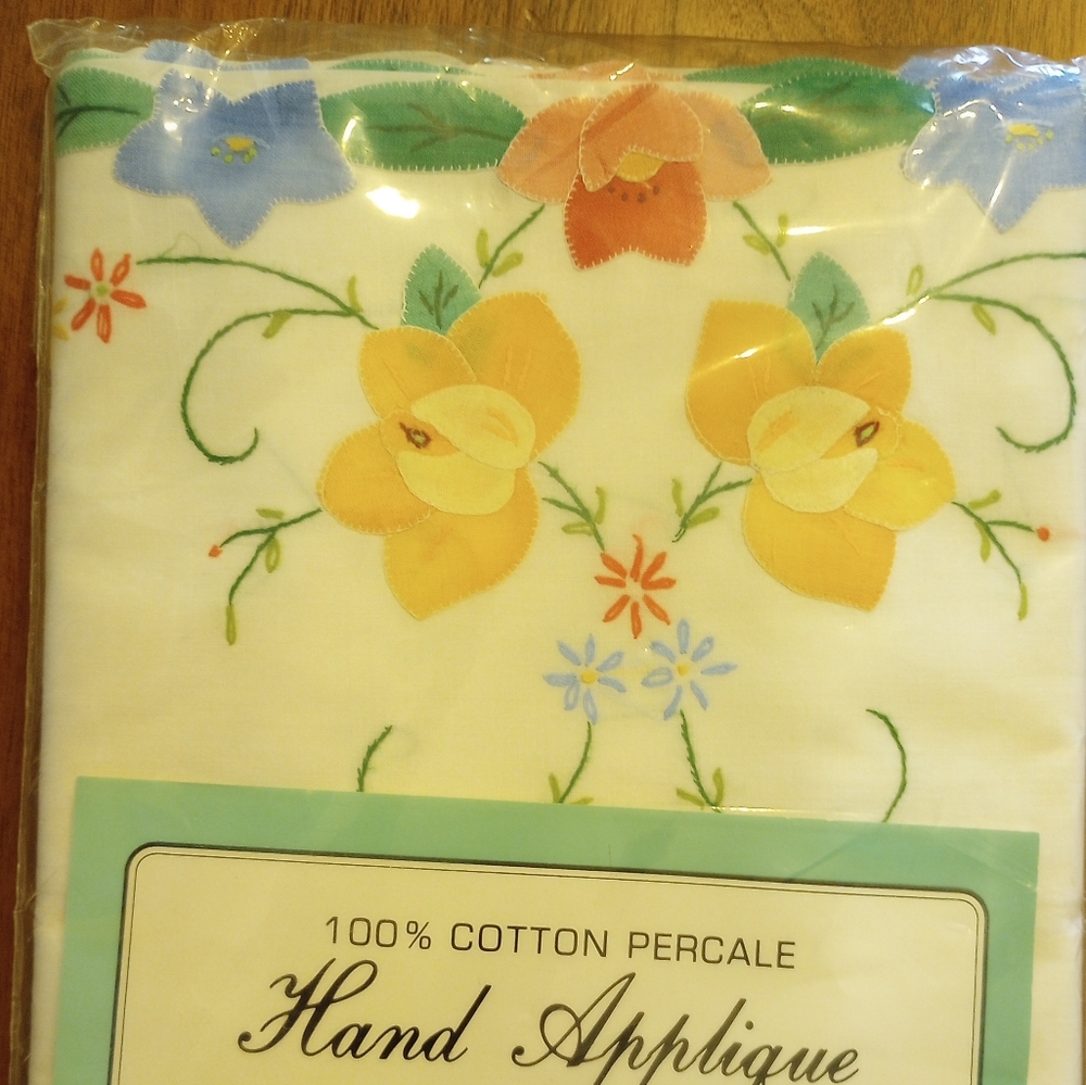 NWT King Size Sheet Set White, Extra Pillow Cases - Picture 5 of 5